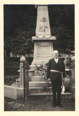 Burgemeester Dieu bij het monument voor de gesneuvelden van W.O. I